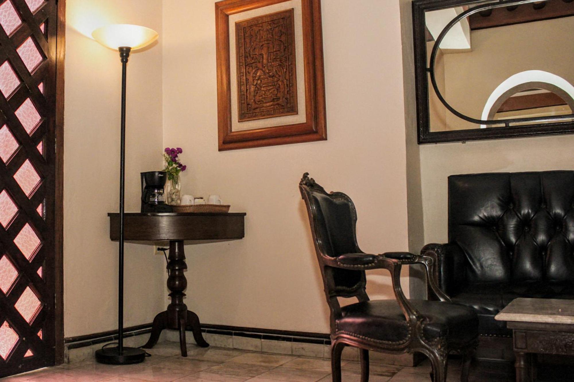 Casa Del Balam Merida Exterior photo A floor-standing lamp